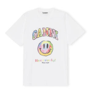 Ganni t-shirt  - Söt ganni t-shirt som passar till det mesta, i bra skick! Skriv vid intresse 🥰 nypris ca 700 kr💕