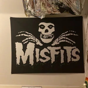 Misfits ”flagga” - Säljer nu min misfits ”flagga”  (vet inte vad man kallar det men är flagg tyg) Jag har satt upp den med häftstift så kommer vara några små hål vid varje sida men syns inte.    Den är 73x95