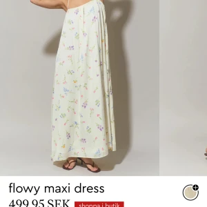 Helt oanvänd!  - Helt oanvänd super fin klänning från Gina tricot, storlek S, helt slutsåld! Vad tyvörr för lång på mig därför jag säljer 🩷 kan frakta men köparen står då för frakten! 