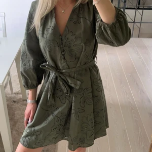 Zara klänning  - Grön klänning från Zara som är slutsåld. Aldirg använd och lappen finns kvar. 