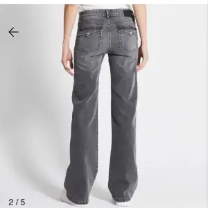 Low waist bootcut Jeans med fickor. Knappt använda och säljs då dom inte kommer till användning 