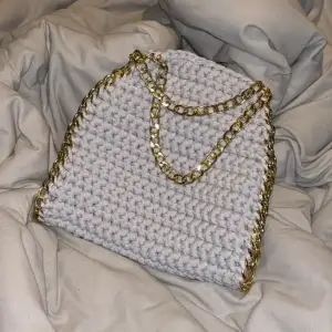 Egenvirkad väska Ljusgrå med guldkedjor  25x25 cm