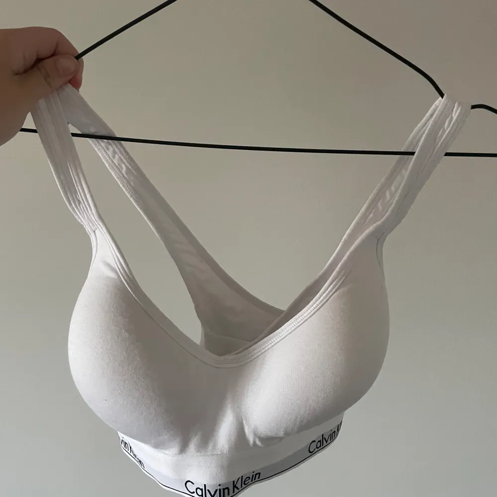 Säljer denna Bralette från Calvin Klein i strl L! Köpt på Nelly för 549kr!  Använd ca 2 gånger. Toppar.