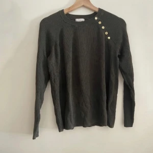 Långärmad tröja  - Tröja från h&m Sällan använd Riktiga knappar