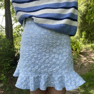 Blommig sommar kjol - Super fin sommar kjol från Gina som inte kommit till användning, köpte på Plick och är i väldigt bra skick! 🩷 (Lånade bilder) 