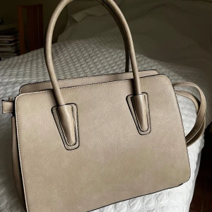 Beige väska i nyskick - Nyskick 
