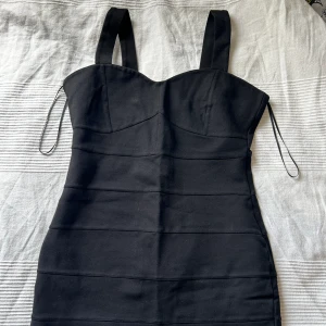 Fin klänning - Fin svart klänning med detaljer. Storlek 44 men är lite liten i storleken