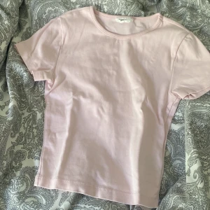 Tajt t shirt - Superfin rosa t shirt från Gina tricot, använd några få tal gånger!💗💗