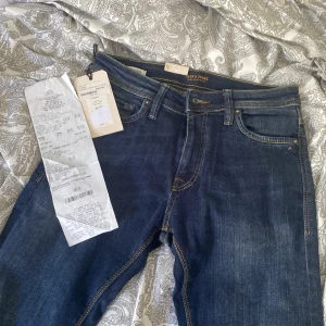 Slim fit/glenn jeans  - Snygga jeans från Jack and Jones, aldrig använda! Kvitto och lappen finns kvar