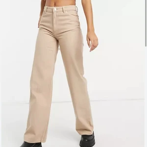 Beige vida jeans - Ett par beige vida jeans från monki i strl 27. Säljer då dem inte längre passar mig. Är bra i längden för mig som är 1,69m lång. Säljer för 120kr! Hör av er vid frågor👍💞