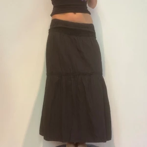 Svart volang maxikjol  - Så fin volang kjol jag är 166. Den är lite matt i färgen 