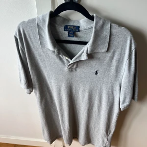 Ralph lauren pike  - Fint skick  Använd men inga fläckar eller defekter  Stl XL (barn) Skulle säga att den sitter som vuxen M