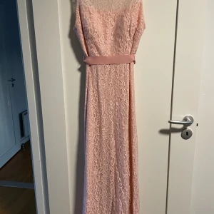 Balklänning - Spets  Storlek M Använt en gång 