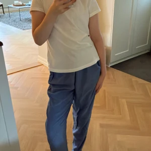 Jätte könna byxor. - Jag säljer dina för att den är lite stora för mig. Och dem brukar inte komma till användning.