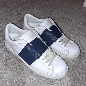 Valentino opend - Säljer mina valentinos då jag inte har på mig dom längre dustbag med följer