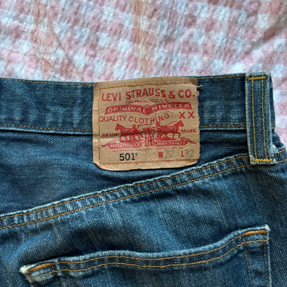 Jeans short från Levis köpt second hand. W 32, L ungefär. . Shorts.