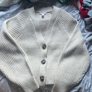Beige stickad kofta - En beige mysig kofta ifrån H&M i strl XS. 💕💕
