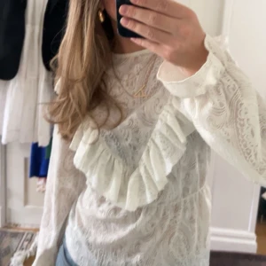 vit blus - vit blus köpt här på plick❤️