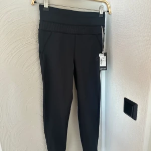  träningstights levity  - träningstights från Levity super sköna. Nypris 599 pris går att diskutera
