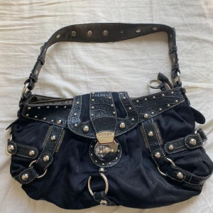 Guess väska - Supersnygg trendig vintage guess väska