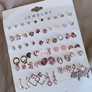 30 pack örhängen  - Oanvända 30 - pack olika örhängen från Jewelry säljs ihop för 150kr 💍🌸💖supersöta o fina, men inget jag kommer använda. 