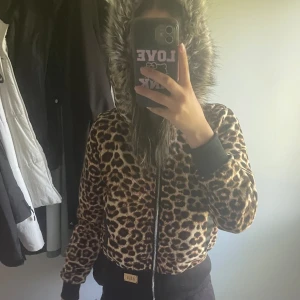 Leopard tröja/jacka - En tjock hoodie eller mer som en jacka, inte använd men köpt på vinted. 2000s, y2k 