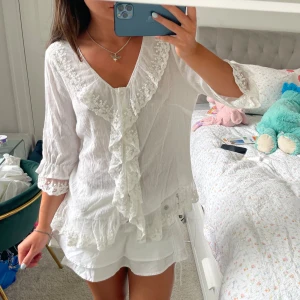 Blus! - Så snygg blus med spets detaljer!