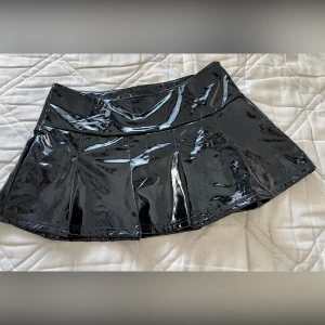 Shein veckad kjol lack pvc - Veckad kort kjol i lack från shein Strl M Mått enligt bild nr 4 Endast provad, som ny!!