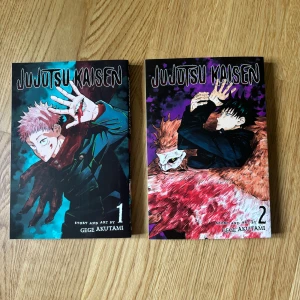 jujutsu kaisen manga bok 1 och 2  - säljer båda som ett set 🎀 helt olästa, har fortfarande prislappar :) båda böckerna är på engelska!! för fler frågor eller bilder skicka ett meddelande 💞