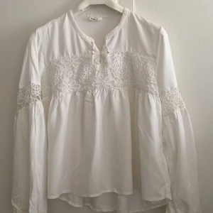 Blus - Otroligt fin blus som är tunn och har  öppningar vid ärmarna passar perfekt till sommaren! 🤍 aldrig använd Strl 36/38