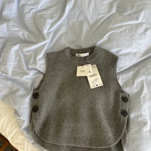 Kort topp - En kort, stickad topp från zara som har knappar i sidan. Prislappen sitter fortfarande kvar och den säljs då jag inte hann lämna tillbaka den. Priset kan diskuteras💕