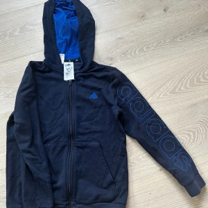 Hoodie med zip - Använd men i gott skick. Ungdom storlek  150