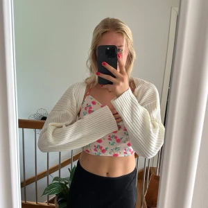 Långärmad tröja - Stickad långärmad ”tröja” som är avklippt. Perfekt nu i sommar!