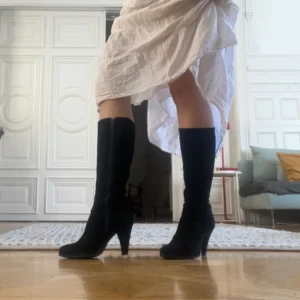 Svarta boots  - Använd bara några gånger, men bra i sit skick och inga stora synliga fläckar. Köpt second hand. Säljer nu pga för liten storlek! Skosulorna har synliga fläckar, men går att ta bort med hjälp av tvål. Inga kala fläckar på stövlarnas mocka🌸