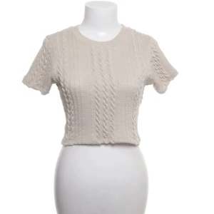 Stickad topp - Stickad topp, väldigt skön, lite beigare än på första bilderna.