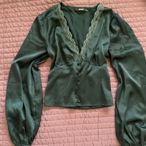 Blus - Använd plagget fåtal gånger, så i väldigt bra skick. Den passar med allting men extra snygg med lågmidjade byxor🫶🏼
