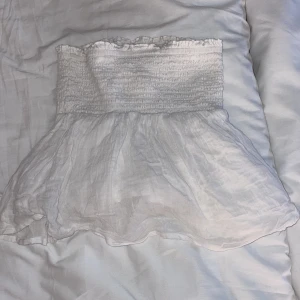 Vit blus från gina💕 - Storlek 152 men skulle säga att den passar en xxs/xs 💕 banden är tyvärr borta så sänker pris för det💕 säljer eftersom den inte kommer till användning💕ny pris 199💕