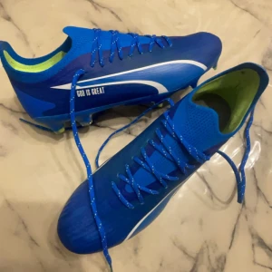 Puma Fotbollsskor - Hej, säljer dessa för 1500kr. Skorna är nya och helt oanvända. Pris kan diskuteras och jag tar även bästa bud.  Hör av dig vid intresse!