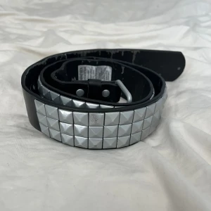 Skärp - Coolt nit bälte. Köparen står för frakt.