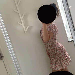 Sommrig klänning - Sommrig klänning men lite olika färger, så bekväm och fin. Passar till flera olika tillfällen då man kan klä upp den och ner den. Denna klänning är köppt utomlands så vet inte vilket märke det är men vet att jag köppte den för ca 500.