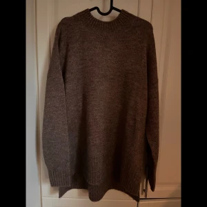 Oanvänd tröja Vero Moda - Oanvänd stickad tröja från Vero Moda. Köpt för runt 400kr, endast testad en gång. Skön att ha lite svalare sommarkvällar! 