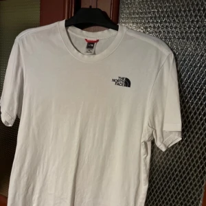 TNF tshirt - Använd men inga tecken på slitage, storlek M