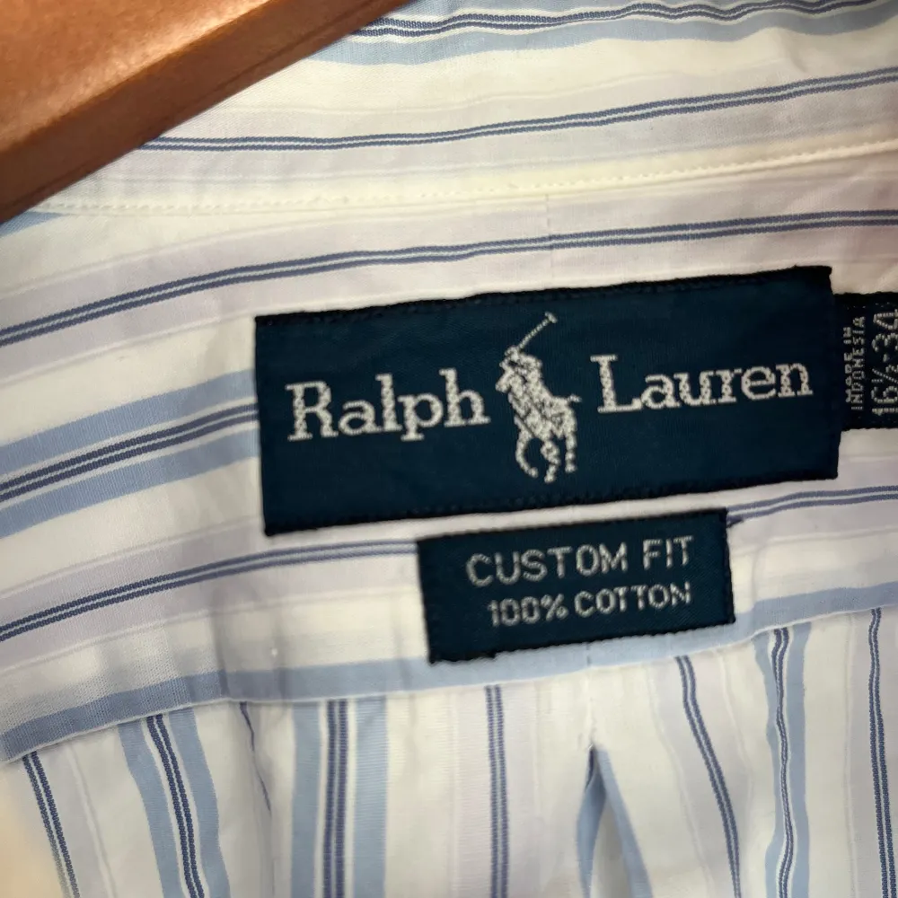 Säljer en Ralph lauren skjorta i nyskick, inga defekter.  Skjortan är ca i strlk M/L. Hör gärna av er vid funderingar🙌. Skjortor.