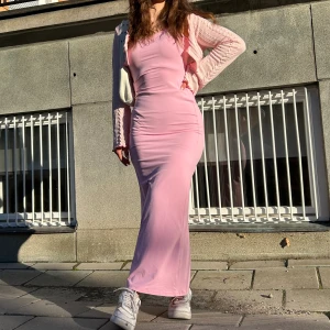 Rosa Bershka klänning - Fin klänning köpt förra året. 🌸🩷 storlek s. Jag är 163cm!