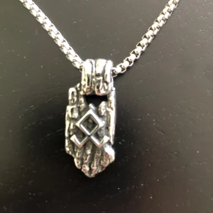 Coolt halsband - Coolt halsband i felfritt skick köpt orginellt för 349kr