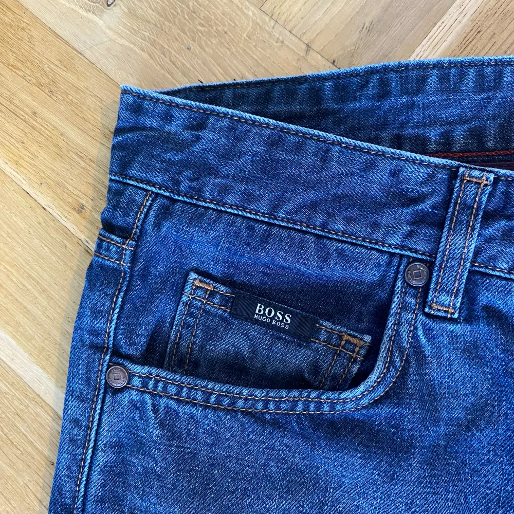 Hugo boss jeans i väldigt bra skick, snygg färg, wash och mönster på innefickorna.. Jeans & Byxor.