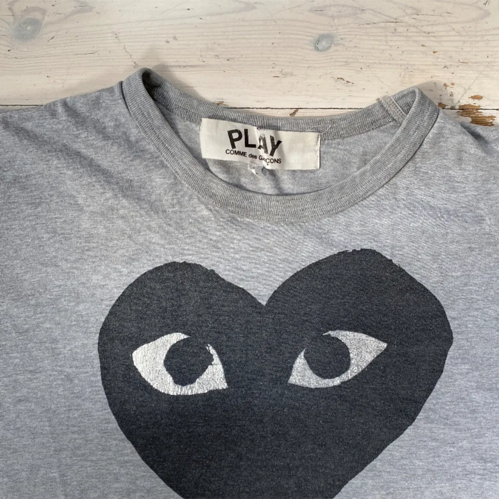 Jävligt najs tröja från Comme des Garçons i perfekt skick 🙌 skriv vid fråga 👍 . T-shirts.