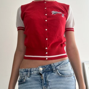 Vintage tröja - Tröja från benetton med mesh på baksidan. Står inte storlek men passar S. Pris kan diskuteras 