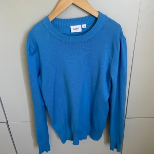 Blå stickad tröja -  En jättefin blå stickad tröja ifrån saint💙 nästan aldrig använd alltså är den i jättebra skick💙 Storlek XS! köpte för ca 400 kr och säljer nu för 100 kr