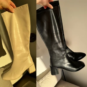 2 pack stövlar - 300 kr för båda 180 för det ena paret. Lite repiga som ni kan se, skriv om ni vill ha fler bilder